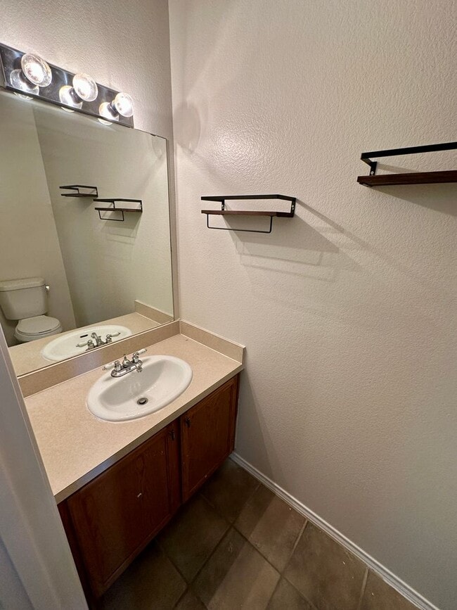 Building Photo - 3 bedroom townhome - Don't miss out!