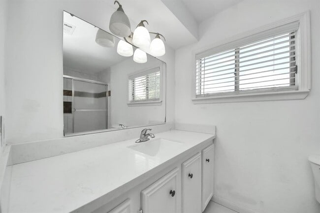 Building Photo - 5747 Turtle Creek Rd