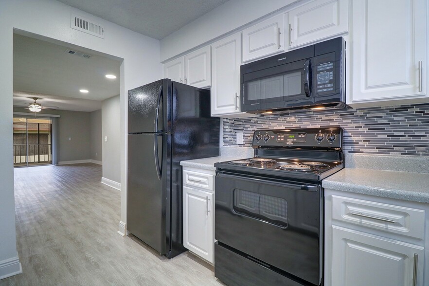 1x1 Kitchen - The Linx Apartments, LLC