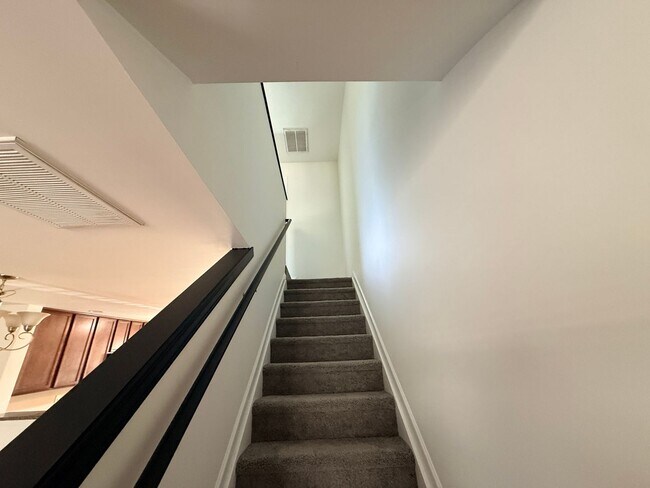 Building Photo - Upgraded Townhome