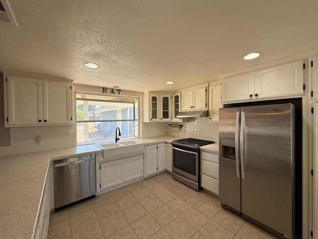 Building Photo - Charming 3BD/3BA Home in Ramona with Large Backyard, 2-Car Garage & In-Unit Laundry