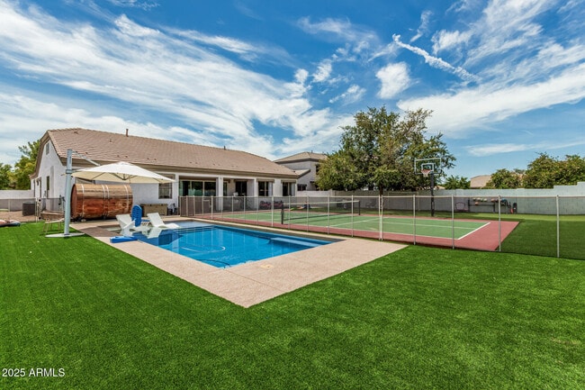 Primary Photo - 3000 E Parkview Dr