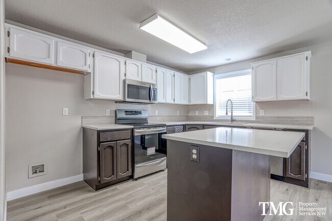 Building Photo - **MI Special: Feb Rent Free!!** 4 Bed 2.5 Bath Home Near Parks, Shopping, and Dining. Main Level ...