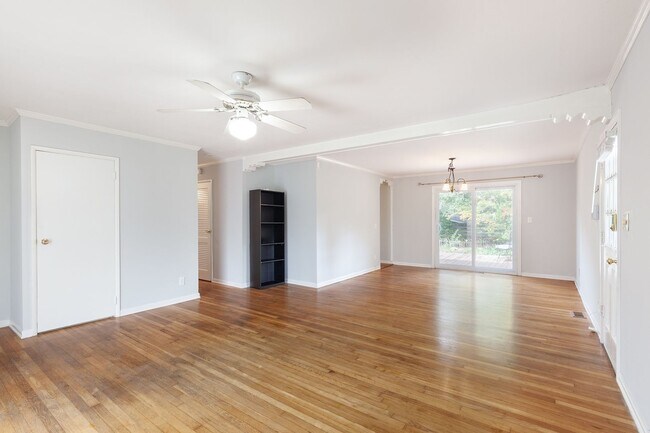 Building Photo - 3BR/2.5BA in Ideal Smyrna Location w/ Deck...