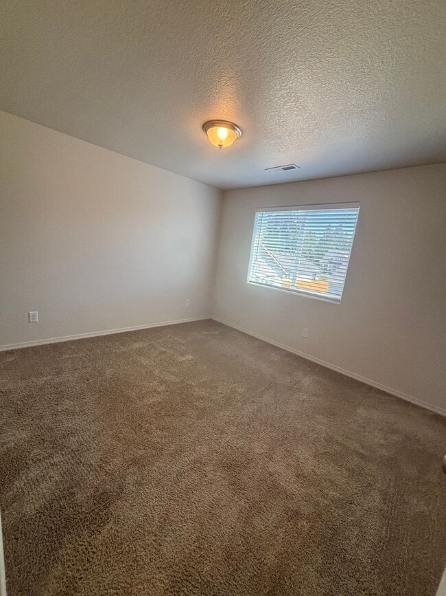 Building Photo - Eugene 3 Bed 2.5 Bath, 2 Story Single Fami...