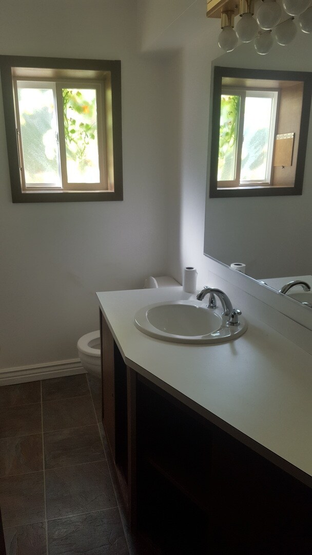 Building Photo - Raleigh Hills Beauty! XL Yard & Attached Garage! Dogs OK!