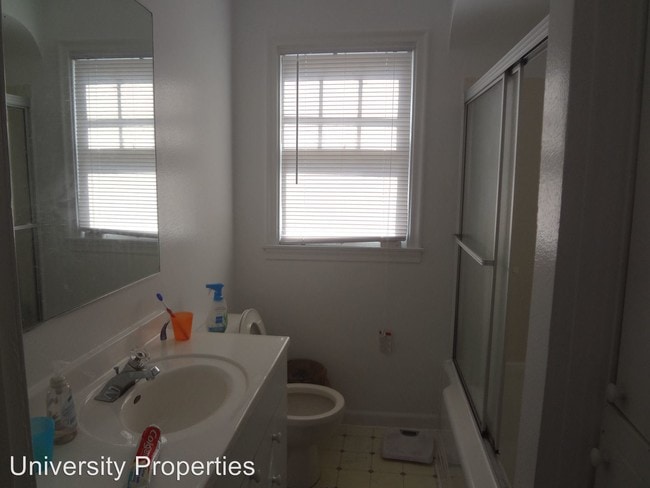 Building Photo - 5 br, 2 bath Room For Rent - 2901 Avondale