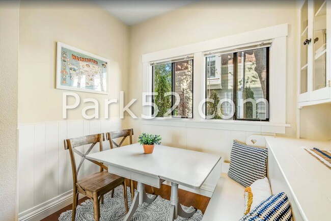 Building Photo - 1 Bedroom Unit in Tacoma Tri-Plex With Washer & Dryer!