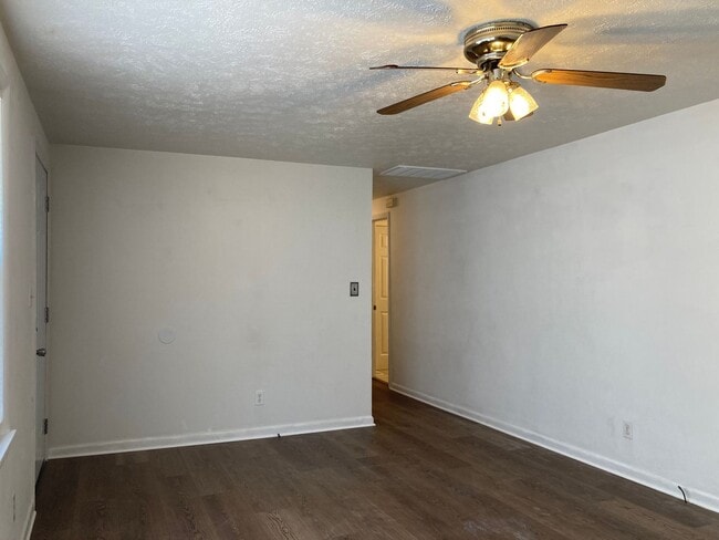Building Photo - ALL Brick ** 1-level ** Corner Lot