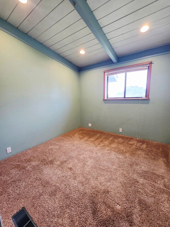 Building Photo - Single Family Home in Mckinleyville!