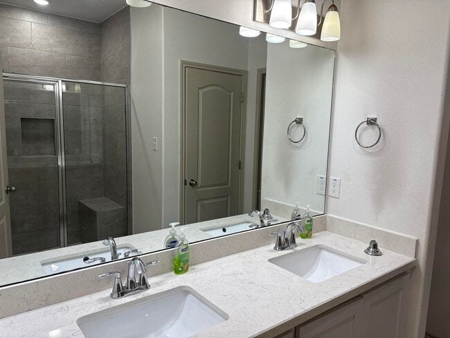 Building Photo - 402 Placido Dr