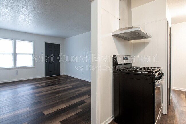 Building Photo - 409 W 31st St S