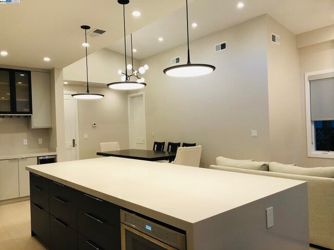 Building Photo - 466-4B1 Ruthven,Palo Alto CA 94301