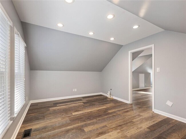 Building Photo - 3965 Hamilton View Way NE