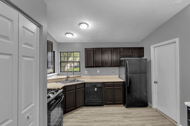 Building Photo - 833 Delray Dr