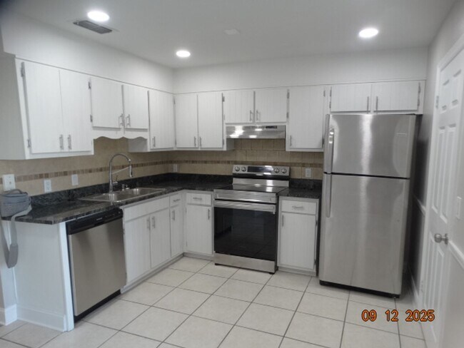 Building Photo - 1325 Greendale Ave