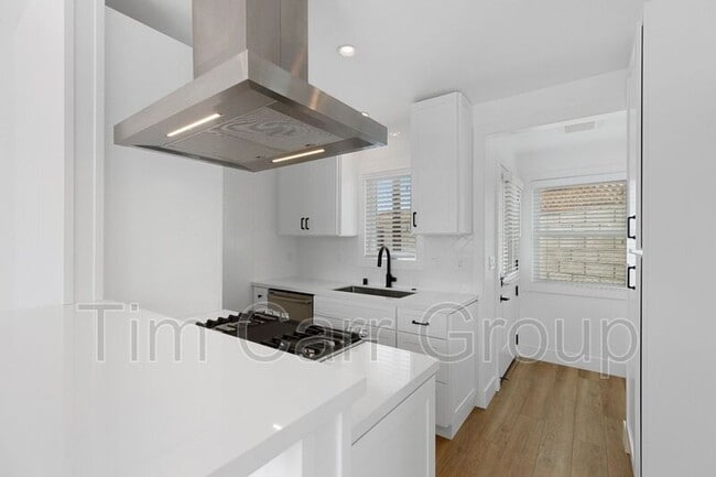 Building Photo - 1638 Santa Ana Ave