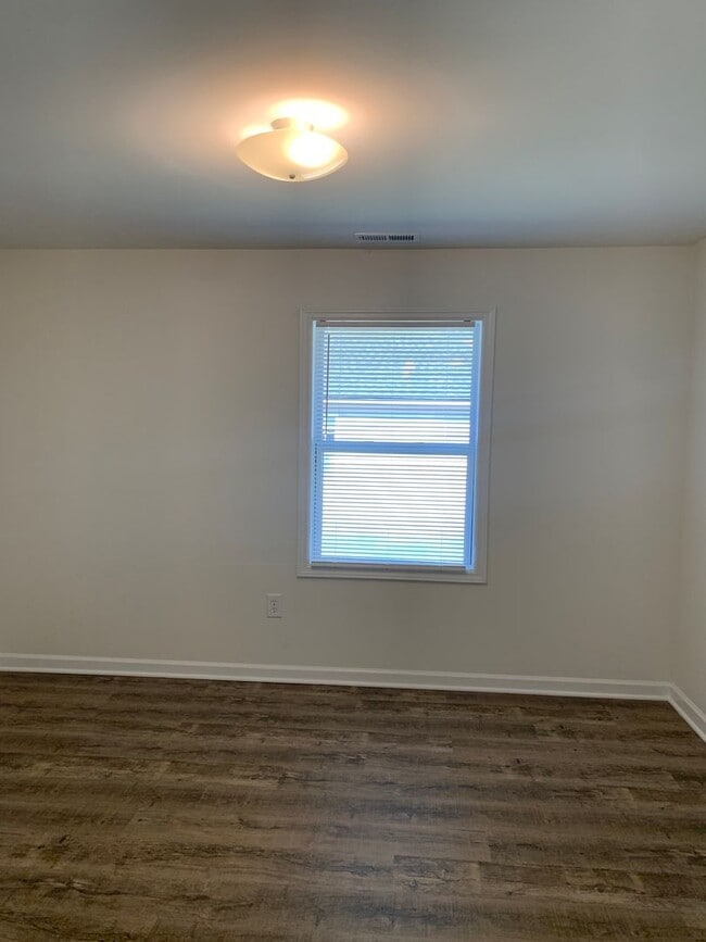 Building Photo - $500 OFF 1ST MONTH'S RENT! 3 Bedroom, 1 Bath house on Hillsdale Drive