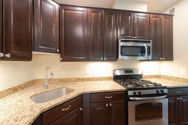 Building Photo - Stunning Centreville Townhome With Excellent Commuter Access