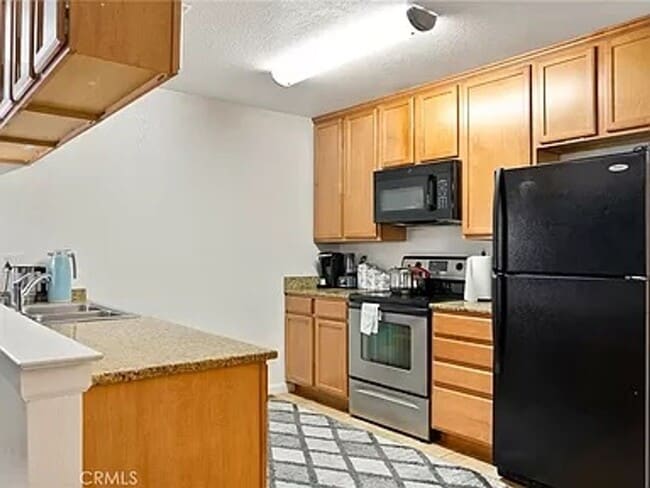 Building Photo - Check out the video! 3 Bedroom 2 Bath Cond...