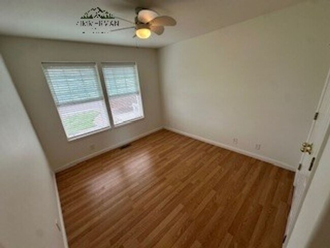 Building Photo - 495 Emily Ln
