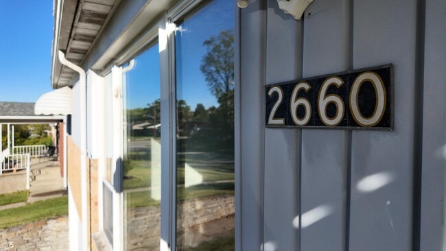 Building Photo - 2660 Sandhurst Dr