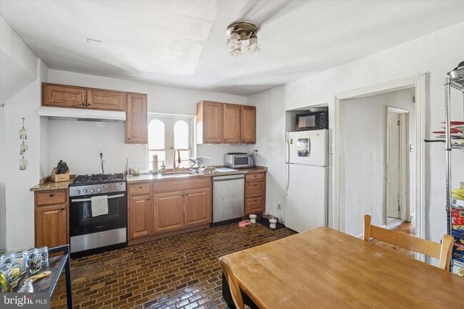 Building Photo - 418 N 32nd St