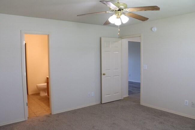 Building Photo - 805 SW Sandrock Rd