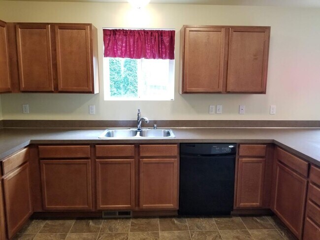 Building Photo - Beautiful 4 Bedroom / 3 Bath Home