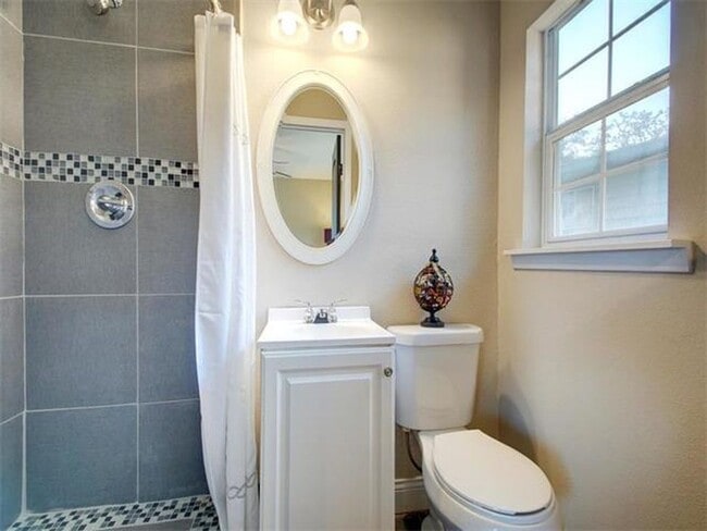 Building Photo - Cool home in East Austin - Don't Miss this...