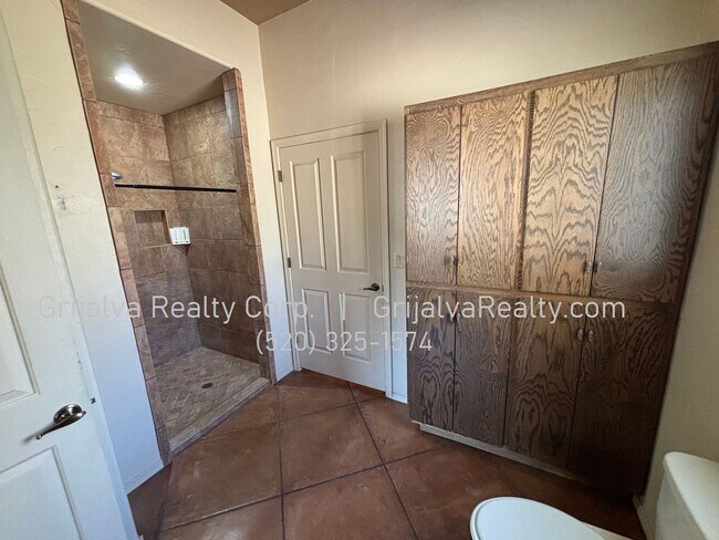 Building Photo - Huge Retreat Style Property for Rent in Central Tucson (Ft Lowell/Campbell)