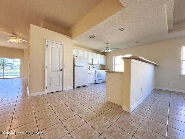 Building Photo - 565 Limerick Dr