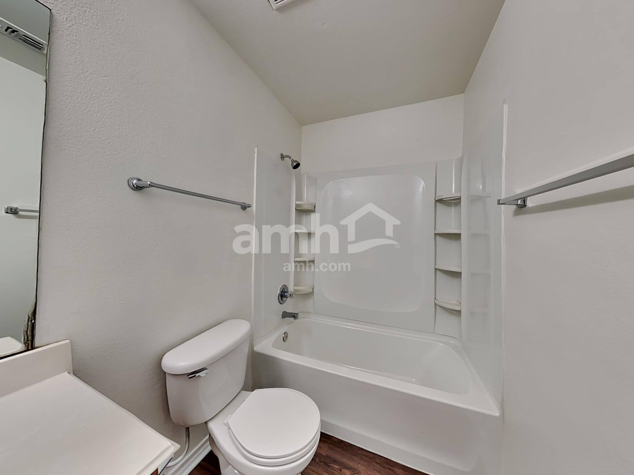 Building Photo - 3013 Lake Side Dr