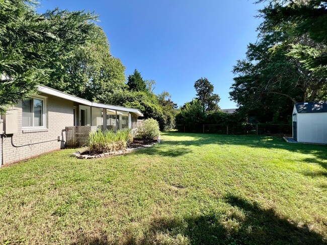 Building Photo - 3-Bedroom Home In Laurel Manor - Fenced Ba...