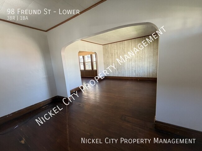 Building Photo - 98 Freund St