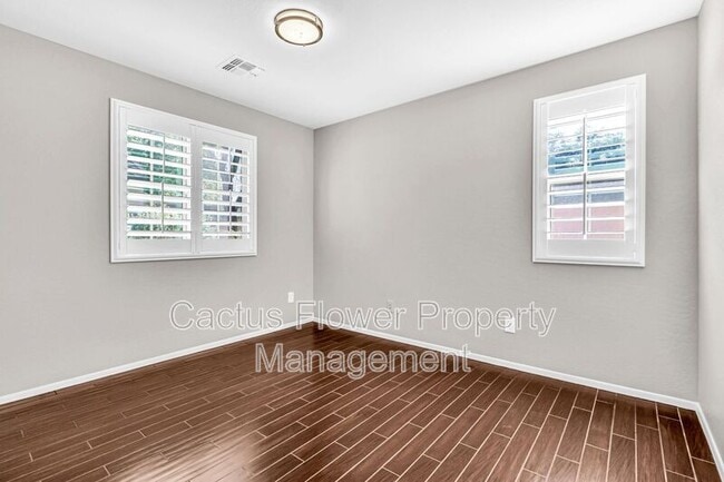 Building Photo - 2544 E Vermont Dr