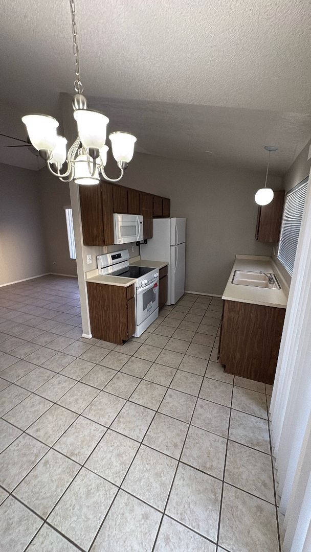 Building Photo - 1664 S Robin Ln