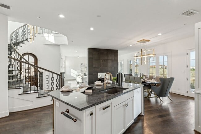 Building Photo - 28 Comillas Dr