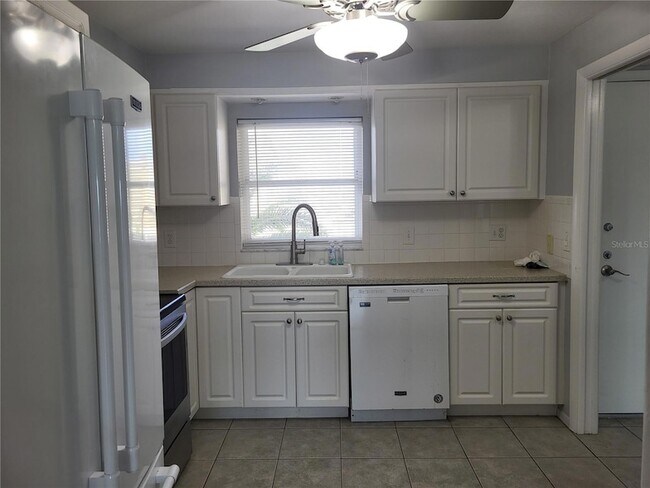 Building Photo - 4775 Cove Cir