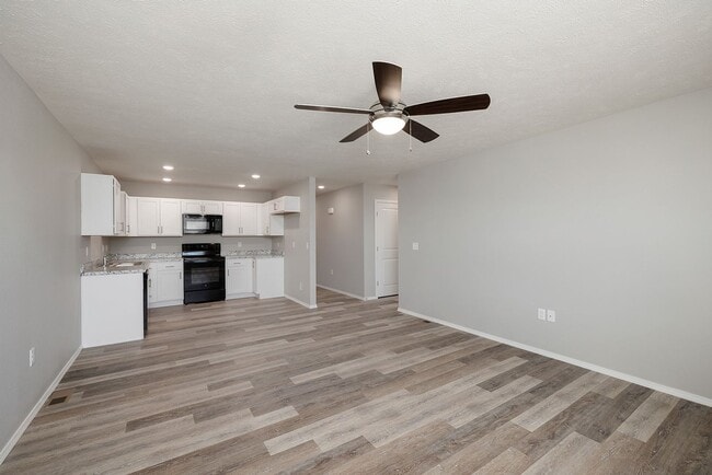 Building Photo - 3 bedroom duplex-Westbury Gardens!