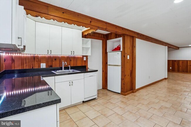 Building Photo - 4406 Rosedale Ave