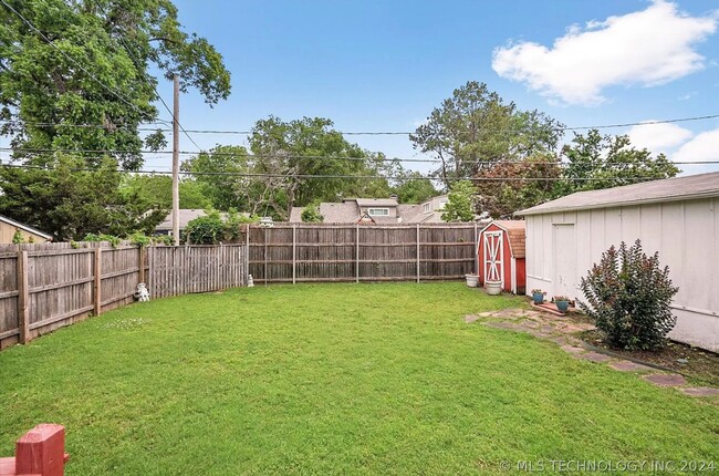 Building Photo - Pristine Bungalow in heart of Mid Town!