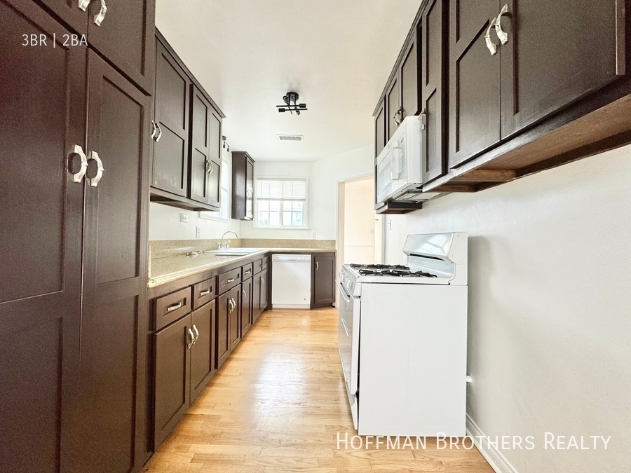 Building Photo - 1450 S Wooster St