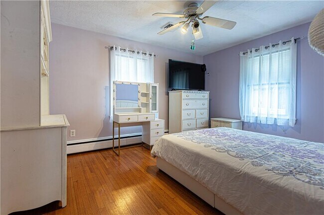 Building Photo - 25 Weeks St