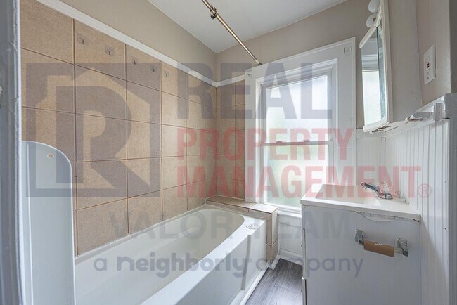 Building Photo - 15714 Huntmere Ave