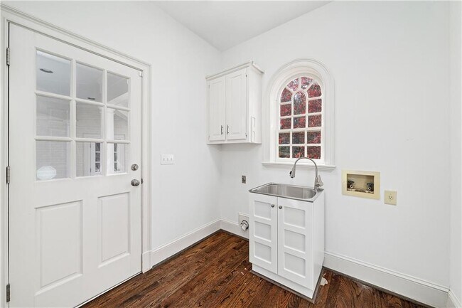 Building Photo - 135 Staghound Ct