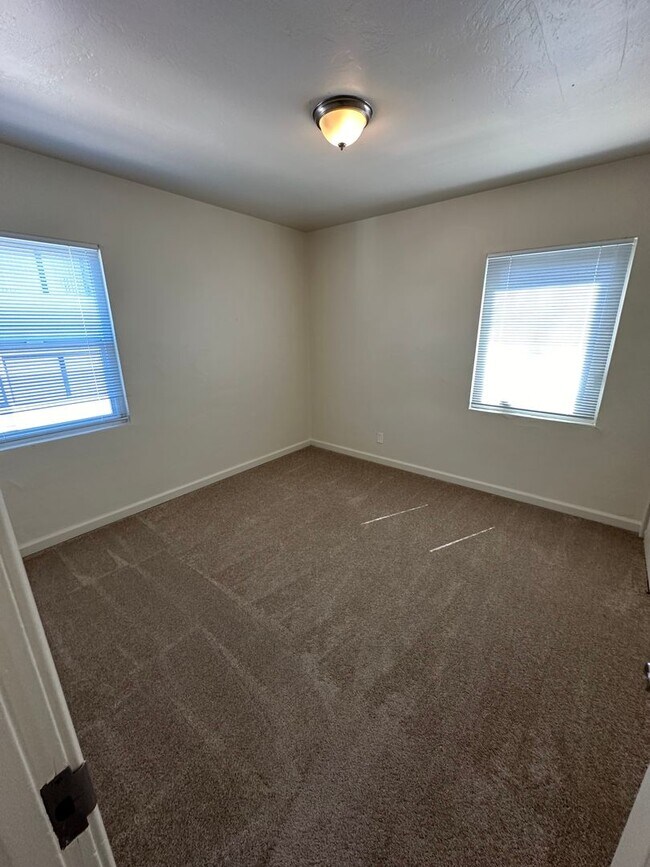 Building Photo - 2 bed/1 bath with garage
