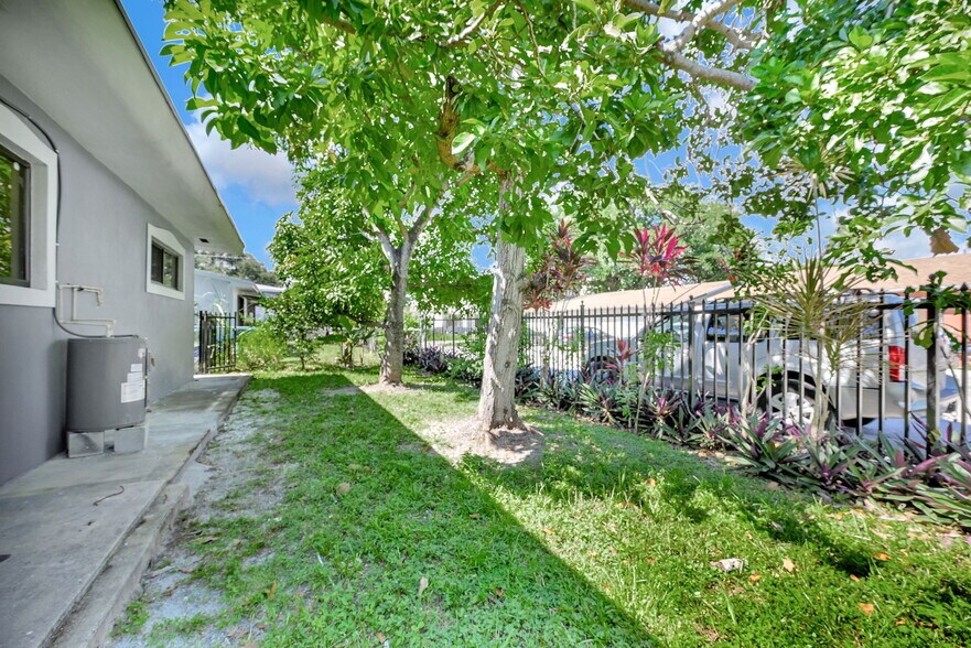 Building Photo - 6432 NE 1st Ct