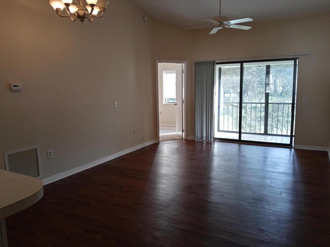 Building Photo - 1237 Country Club Dr