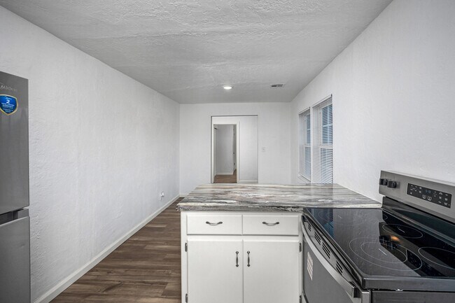 Building Photo - 1702 NW Euclid Ave